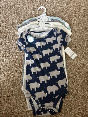 Carter's 5- pack Baby Onesies Set size 24 months